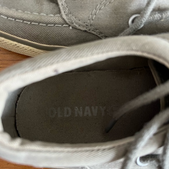 Old Navy Casual Grey/white shoes Boy size 2 - Picture 6 of 7
